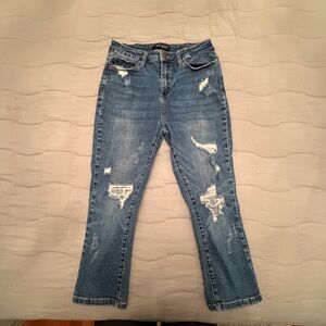 Judy Blue Distressed Cropped Jeans in Washed Blue